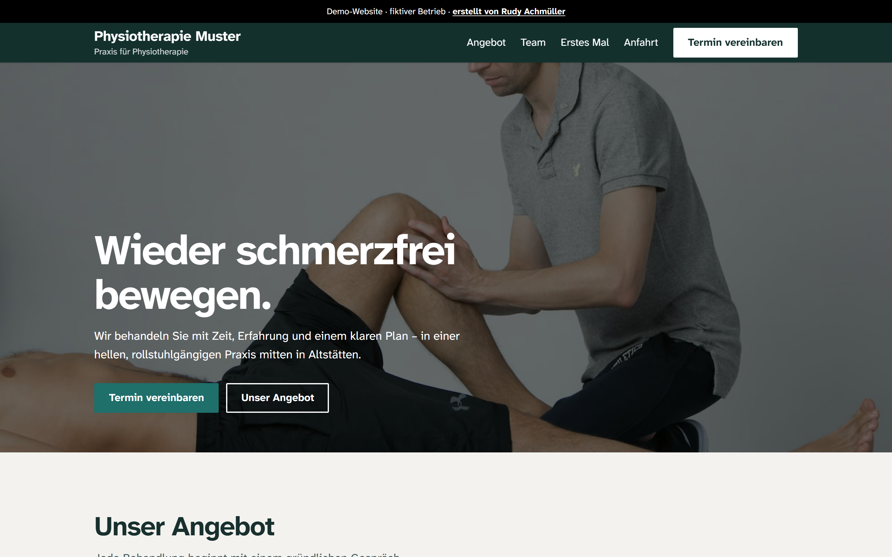 Startseite der Demo Physiotherapie Muster auf dem Desktop: Titel „Wieder schmerzfrei bewegen.“ über einer Knie-Behandlung, dunkelgrüne Kopfzeile